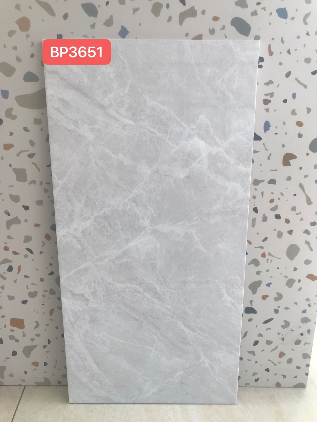 特價磁磚, 磁磚大減價, 香港特價磁磚大平賣, 300X600, 家庭公屋出租屋食肆裝修, 24吋磁磚, 金銀倉, 佛山陶瓷磁磚批發市場, 牆身磚,旺角磁磚店鋪,深圳磁磚店鋪,裝修材料,平價錢裝修,