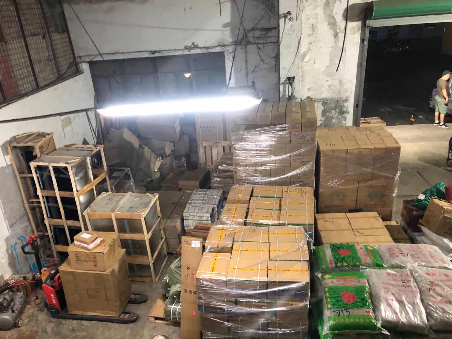 中國集運倉,運輸專家,網購集運,中港運輸公司,買瓷磚運輸,買家私運輸,金銀倉運輸,集運倉,送貨到香港,淘寶集運,大陸運輸貨物到香港,